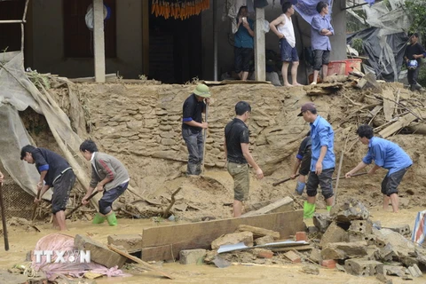 Lực lượng chức năng và người dân khẩn trương khắc phục hậu quả thiên tai tại huyện Mù Cang Chải. (Ảnh: Tuấn Anh/TTXVN)
