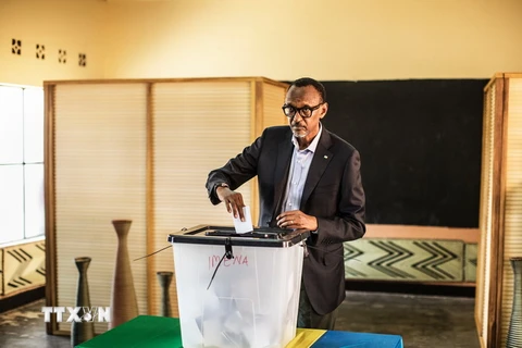 Tổng thống Rwanda Paul Kagame bỏ phiếu tại một điểm bầu cử ở Kigali ngày 4/8. (Nguồn: AFP/TTXVN)