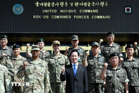 Bộ trưởng Quốc phòng Hàn Quốc Song Young-moo (giữa) trong chuyến thăm căn cứ quân sự ở thủ đô Seoul. (nguồn: EPA/TTXVN)