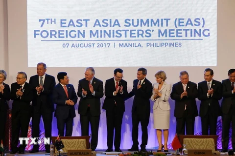  Phó Thủ tướng, Bộ trưởng Ngoại giao Việt Nam Phạm Bình Minh (thứ 4, trái) và các Ngoại trưởng EAS chụp ảnh chung tại hội nghị. AFP/TTXVN
