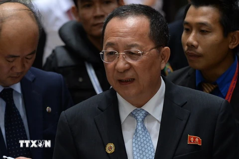  Ngoại trưởng Triều Tiên Ri Yong-ho (giữa). (Nguồn: AFP/TTXVN)