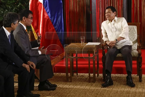 Tổng thống Philippines Rodrigo Duterte và Ngoại trưởng Nhật Bản Taro Kono. (Nguồn: EPA) 