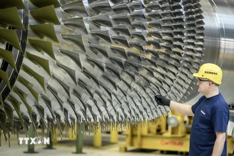 Công nhân làm việc tại nhà máy sản xuất tuốc-bin khí của Siemens ở Berlin, Đức ngày 2/3. (Nguồn: EPA/TTXVN)