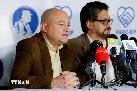 Thủ lĩnh cấp cao FARC Carlos Antonio Lozada (trái) và Luciano Marin (phải, biệt danh Ivan Marquez) trong cuộc họp báo tại Bogota, ngày 24/7. (Nguồn: EPA/TTXVN)