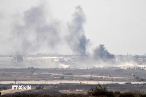 Khói bốc lên từ khu vực Dải Gaza sau một cuộc không kích của Israel. (Nguồn: AFP/TTXVN)