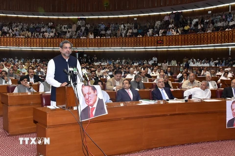 Thủ tướng lâm thời được bầu của Pakistan Shahid Khaqan Abbasi phát biểu tại phiên họp Quốc hội ở Islamabad ngày 31/7. (Nguồn: EPA/TTXVN)