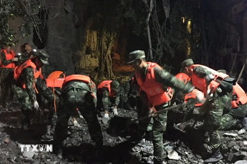 Lực lượng cứu hộ tìm kiếm người mất tích sau trận động đất ở Cửu Trại Câu, tỉnh Tứ Xuyên, Trung Quốc ngày 9/8. (Nguồn: AFP/TTXVN)