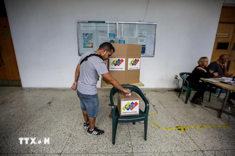 Cử tri Venezuela bỏ phiếu bầu Quốc hội lập hiến tại điểm bầu cử ở Caracas ngày 30/7. (Nguồn: AFP/TTXVN)