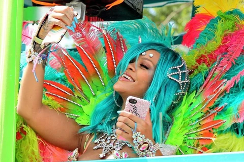 Bỏng mắt với trang phục lễ hội cực chất của ca sỹ Rihanna