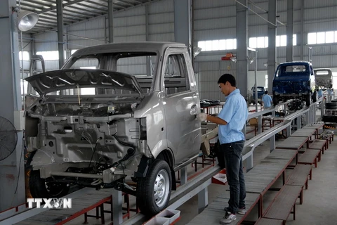 Lắp ráp xe tải tại Công ty Cổ phần Ôtô Đông Bản Việt Nam. (Ảnh: Danh Lam/TTXVN)