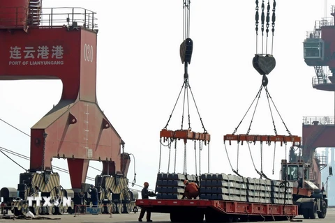 Vận chuyển hàng hóa tại cảng ở Liên vận cảng, tỉnh Giang Tô. (Nguồn: AFP/TTXVN)