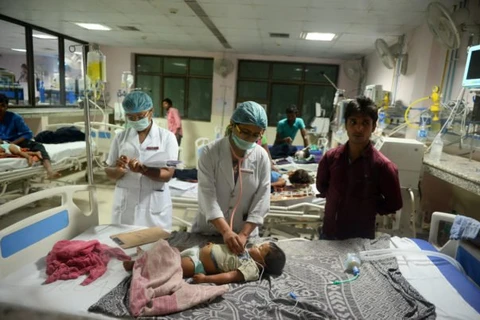 Khám bệnh cho trẻ em tại một bệnh viện ở bang Uttar Pradesh. (Nguồn: AFP)