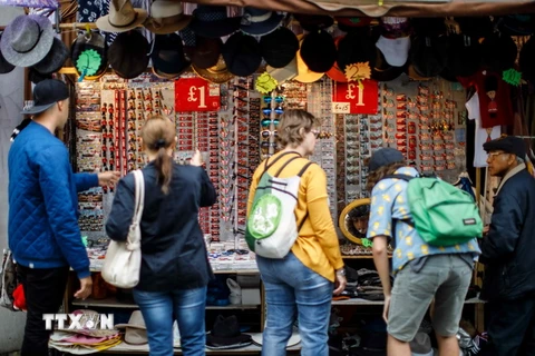 Hàng hóa được bày bán tại một khu chợ ở quận Notting Hill, London ngày 8/8. (Nguồn: AFP/TTXVN)