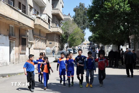 Trẻ em Syria chơi đùa trên đường phố ở thành phố Homs. (Nguồn: AFP/TTXVN)