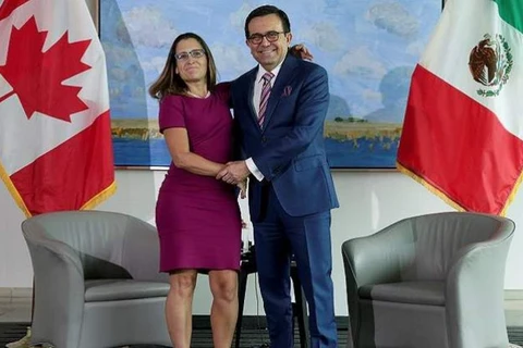 Bộ trưởng Kinh tế Mexico Ildefonso Guajardo (phải) và Ngoại trưởng Canada Crysthia Freeland. (Nguồn: cambiodemichoacan.com.mx)