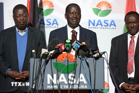Thủ lĩnh phe đối lập Kenya, ông Raila Odinga (giữa) tại cuộc họp báo ở Nairobi ngày 16/8. (Nguồn: AFP/TTXVN)