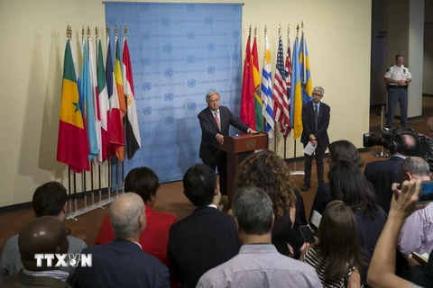 Tổng thư ký Antonio Guterres (giữa) tại buổi họp báo ngày 16/8. (Nguồn: THX/TTXVN)