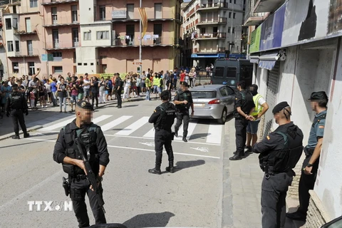 Cảnh sát Tây Ban Nha truy lùng các nghi phạm vụ tấn công bằng xe tải tại thị trấn Ripoll, Catalonia. (Nguồn: EPA/TTXVN)