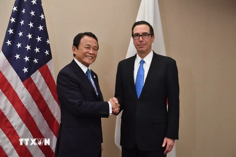 Bộ trưởng Tài chính Mỹ Steven Mnuchin (phải) và người đồng cấp Nhật Bản Taro Aso (trái) tại cuộc gặp ở Washington, DC ngày 20/4. (Nguồn: AFP/TTXVN)