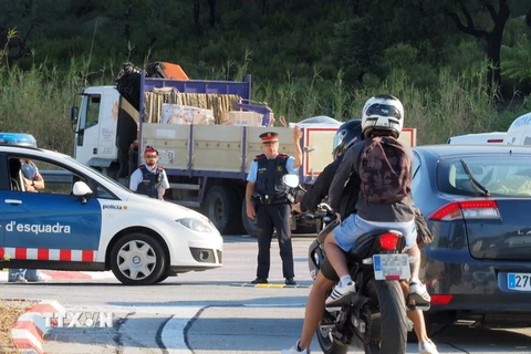 Cảnh sát Tây Ban Nha tuần tra tại khu vực biên giới nằm giữa La Jonquera, miền bắc nước này với Le Perthus, miền Nam Pháp sau vụ tấn công khủng bố ở Barcelona và Cambrils ngày 18/8. (Nguồn: AFP/TTXVN)