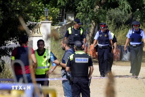 Cản sát điều tra tại hiện trường vụ nổ ở Alcanar ngày 18/8. (Nguồn: AFP/TTXVN)