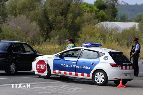 Cảnh sát Catalonia phong tỏa khu vực Alcanar, Tây Ban Nha, ngày 20/8 trong quá trình truy nã đối tượng lao xe tải vào đám đông. (Nguồn: AFP/TTXVN)