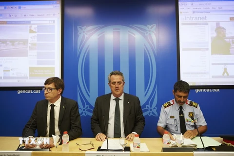 Bộ trưởng Nội vụ của vùng Catalonia, ông Joaquim Forn (giữa) tại cuộc họp báo ở Barcelona ngày 21/8. (Nguồn: EPA/TTXVN)