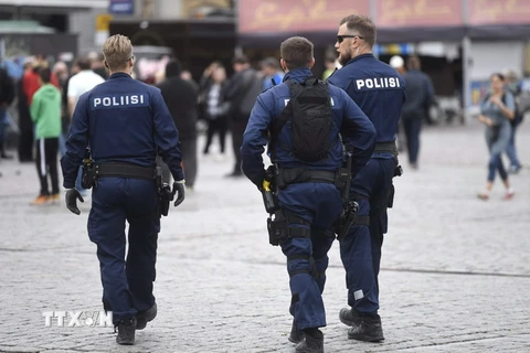 Cảnh sát Phần Lan tuần tra tại Turku ngày 19/8, một ngày sau vụ tấn công. (Nguồn: AFP/TTXVN)