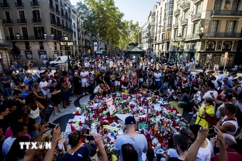  Tưởng niệm các nạn nhân vụ tấn công khủng bố tại Barcelona, Tây Ban Nha ngày 18/8. (Nguồn: EPA/TTXVN)