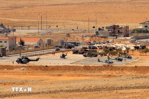 Quân đội Liban trong chiến dịch quân sự chống phiến quân IS tại thị trấn Ras Baalbeck ngày 19/8. (Nguồn: AFP/TTXVN)