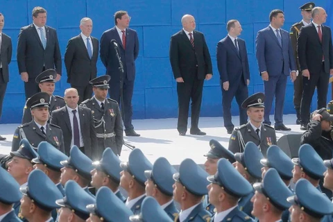 Bộ trưởng Quốc phòng Mỹ James Mattis (thứ 3 từ trái sang) dự lễ kỷ niệm Quốc khánh Ukraine. (Nguồn: cnn.com)