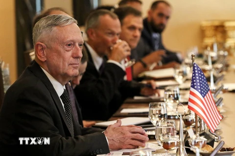 Bộ trưởng Quốc phòng Mỹ James Mattis (trái) trong một cuộc họp tại Arbil, Iraq. (Nguồn: AFP/TTXVN)