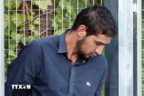 Cảnh sát áp giải đối tượng Salah el Karib tới phiên tòa ở Madrid, Tây Ban Nha ngày 22/8. (Nguồn: EPA/TTXVN)
