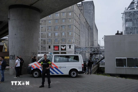 Cảnh sát phong tỏa khu vực xung quanh phòng hòa nhạc Maassilo ở Rotterdam, Hà Lan ngày 23/8 sau khi có đe dọa khủng bố. (Nguồn: AFP/TTXVN)