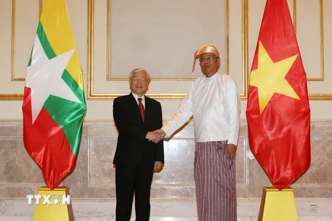 Tổng thống Myanmar Htin Kyaw đón Tổng Bí thư Nguyễn Phú Trọng. (Ảnh: Trí Dũng/TTXVN)