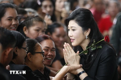 Cựu Thủ tướng Thái Lan Yingluck Shinawatra (phải) tại tòa án ở Bangkok ngày 29/6. (Nguồn: EPA/TTXVN)