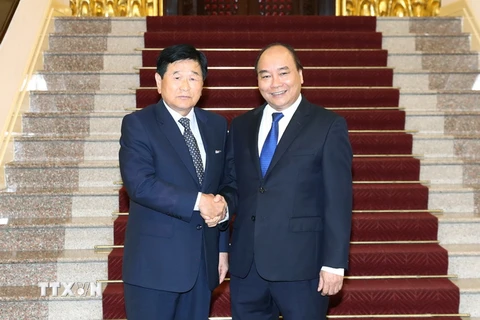 Thủ tướng Nguyễn Xuân Phúc tiếp ông Park Shin Won, nguyên Thị trưởng thành phố Osan, Hàn Quốc. (Ảnh: Thống Nhất/TTXVN)