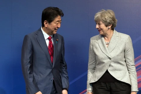 Bà Theresa May và ông Shinzo Abe. (Nguồn: theguardian.com)