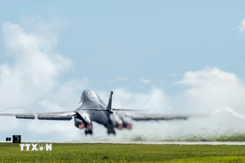 Máy bay ném bom chiến lược B-1B Lancers của Mỹ cất cánh từ căn cứ không quân Andersen, đảo Guam ngày 15/8. (Nguồn: EPA/TTXVN)