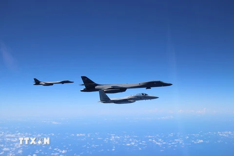 Máy bay ném bom chiến lược B-1B Lancers (trái và giữa) của Mỹ ngày 15/8. (Nguồn: EPA/TTXVN)