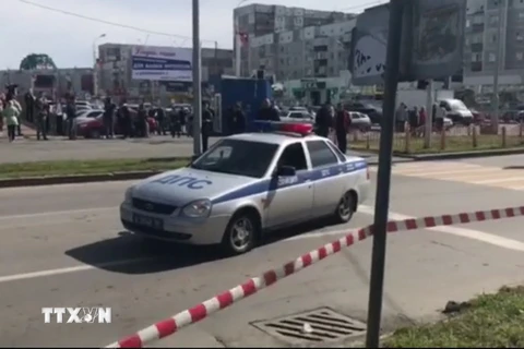 Cảnh sát điều tra tại hiện trường vụ tấn công bằng dao ở Surgut, Nga. (EPA/TTXVN)