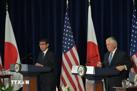 Ngoại trưởng Mỹ Rex Tillerson (phải) và Ngoại trưởng Nhật Bản Taro Kono tại cuộc họp báo chung ở Washington ngày 17/8. (Nguồn: AFP/TTXVN)