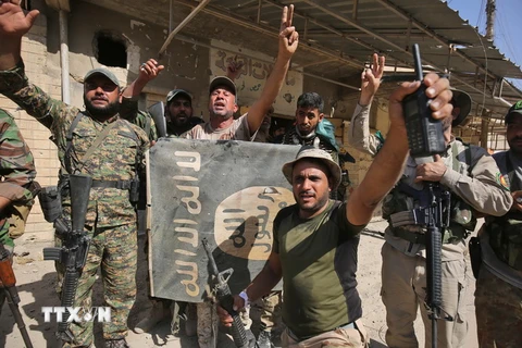 Niềm vui của binh sỹ Iraq sau khi hoàn toàn giải phóng thành phố Tal Afar ngày 26/8. (Nguồn: AFP/TTXVN)
