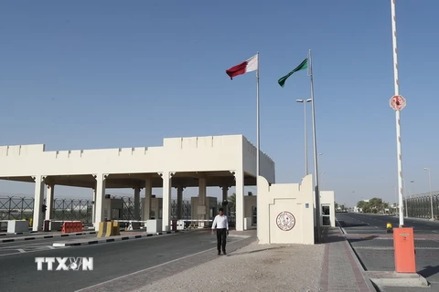 Toàn cảnh cửa khẩu biên giới Qatar-Saudi Arabia. (Nguồn: EPA/TTXVN)