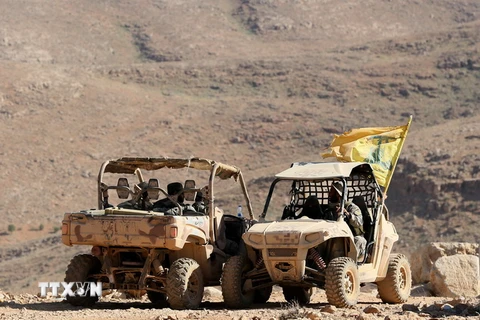 Các tay súng Hezbollah và xe quân sự tại thị trấn biên giới Arsal giữa Liban-Syria ngày 29/7. (Nguồn: EPA/TTXVN)