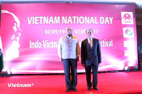 Đại sứ Việt Nam tại Ấn Độ Tôn Sinh Thành và Quốc vụ khanh Bộ Ngoại giao Ấn Độ V. K Singh. (Ảnh: Cơ quan thường trú New Delhi)