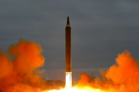 Một tên lửa đạn đạo tầm trung của Triều Tiên được phóng trong cuộc diễn tập tại địa điểm bí mật ở nước này ngày 29/8. (Nguồn: EPA/TTXVN)