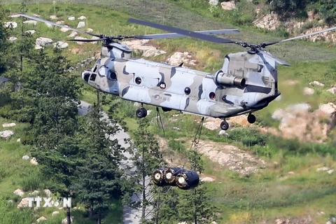 Máy bay quân sự Chinook CH-47 chuyên chở các thiết bị của Hệ thống THAAD tới Seongju ngày 4/9. (Nguồn: EPA/TTXVN)