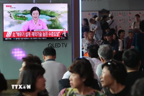 Người dân Hàn Quốc theo dõi bản tin về vụ thử hạt nhân của Triều Tiên trên màn hình ti vi tại nhà ga ở Seoul ngày 3/9. (Nguồn: EPA/TTXVN)
