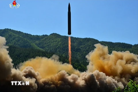 Vụ phóng thử tên lửa ICBM Hwasong-14 tại một địa điểm bí mật ở Triều Tiên ngày 4/7. (Nguồn: YONHAP/TTXVN)